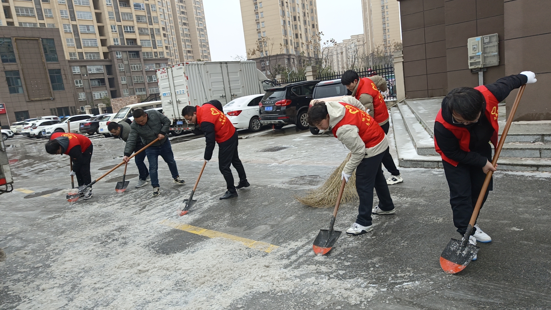 志愿者扫雪.jpg